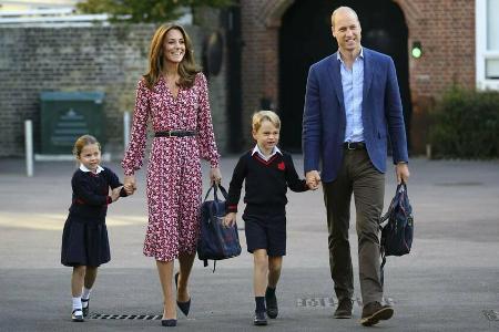 William und Kate mit ihren Kindern George und Charlotte auf dem Weg zur Schule. William und Kate mit ihren Kindern George und Charlotte auf dem Weg zur Schule.