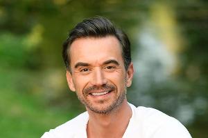 Florian Silbereisen moderiert "Schlager, Stars & Sterne" vor Publikum.