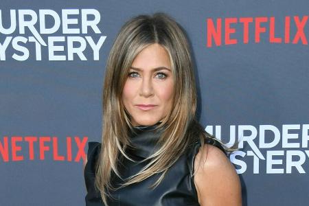 Jennifer Aniston nimmt die Maskenpflicht ernst. Jennifer Aniston nimmt die Maskenpflicht ernst.