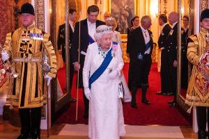 Die Queen im Buckingham Palast.