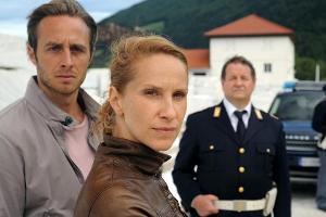 "Der Bozen-Krimi: Falsches Spiel": Jonas (Gabriel Raab, l.), Sonja (Chiara Schoras) und Peter Kerschbaumer (Hanspeter Müller...