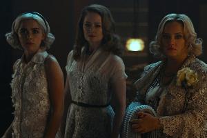 Kiernan Shipka (v.l.), Miranda Otto und Lucy Davis in "Chilling Adventures of Sabrina".