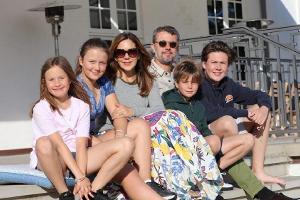 Sommerliches Familienfoto (v.l.): Prinzessin Josephine, Prinzessin Isabella, Kronprinzessin Mary, Kronprinz Frederik, Prinz ...