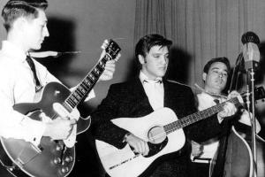 Elvis Presleys berühmte Akustik-Gitarre kommt unter den Hammer