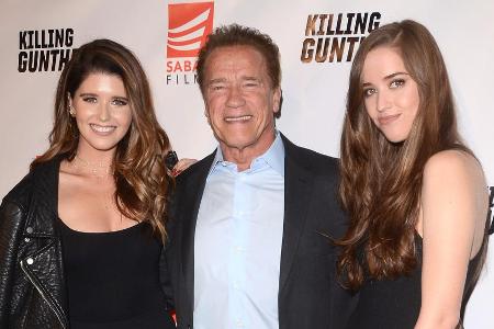 Arnold Schwarzenegger mit seinen beiden Töchtern Katherine (l.) und Christina (r.) Arnold Schwarzenegger mit seinen beiden Töchtern Katherine (l.) und Christina (r.)