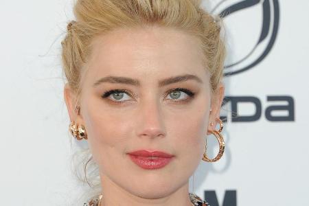 Amber Heard sieht sich einem schweren Vorwurf ihrer Ex-Assistentin gegenüber. Amber Heard sieht sich einem schweren Vorwurf ihrer Ex-Assistentin gegenüber.