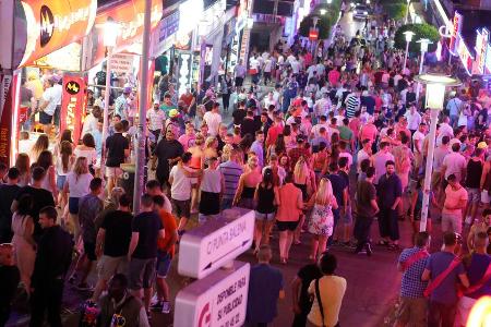 Dichtes Gedränge wie hier in Magaluf soll es auf Mallorca bis auf Weiteres nicht mehr geben. Dichtes Gedränge wie hier in Magaluf soll es auf Mallorca bis auf Weiteres nicht mehr geben.
