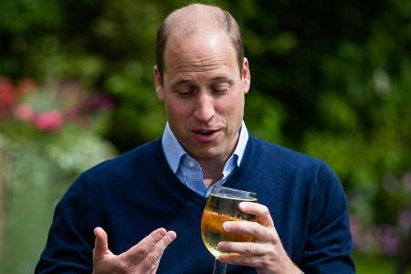 Prinz William genießt seinen Cider im Prinz William genießt seinen Cider im