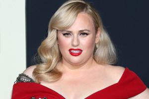Rebel Wilson präsentiert Mega-Dekolleté im Knall-Bikini