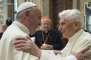 Papst Franziskus drückt Benedikt XVI. sein Beileid aus