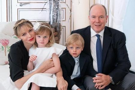 Fürst Albert II. von Monaco und Fürstin Charlène posieren mit ihren Zwillingen, Jacques und Gabriella, für das Familienfoto Fürst Albert II. von Monaco und Fürstin Charlène posieren mit ihren Zwillingen, Jacques und Gabriella, für das Familienfoto