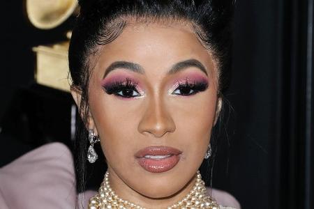 Sängerin Cardi B stylt ihre Babyhaare zu schwungvollen Hinguckern. Sängerin Cardi B stylt ihre Babyhaare zu schwungvollen Hinguckern.
