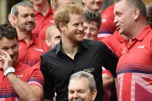 Prinz Harry (hier in Schwarz) hat die Invictus Games ins Leben gerufen