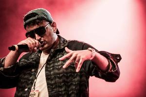 Haftbefehl meldet sich mit bandagiertem Fuß zurück
