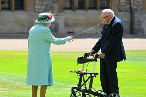 Fast 200 Jahre Lebenserfahrung auf einem Bild: Queen Elizabeth II. (94) mit dem Kriegsveteran Tom Moore (100).