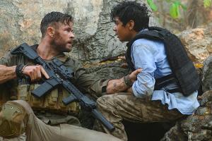 "Thor"-Star Chris Hemsworth spielt in "Tyler Rake: Extraction" einen furchtlosen Söldner, der nichts mehr zu verlieren hat.