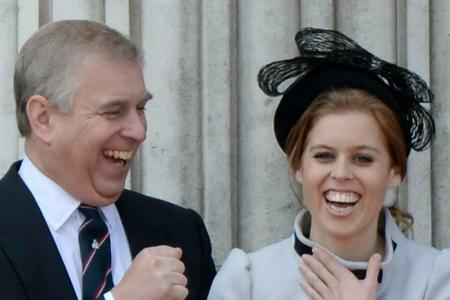 Prinz Andrew soll seine Tochter, Prinzessin Beatrice, zum Altar geführt haben. Prinz Andrew soll seine Tochter, Prinzessin Beatrice, zum Altar geführt haben.