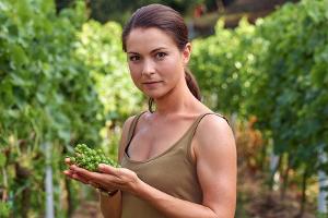 "Weingut Wader: Das Familiengeheimnis": Die Pfälzer Bio-Winzerin Anne (Henriette Richter-Röhl)
