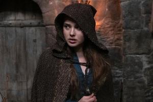 Katherine Langford spielt in "Cursed - Die Auserwählte" die Hauptrolle.