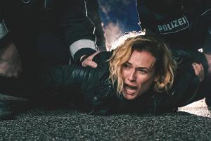 "Aus dem Nichts": Als Katja (Diane Kruger) abends Mann und Sohn abholen will, erfährt sie, dass es einen Anschlag gab. Die P...