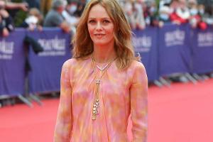 Vanessa Paradis im Batik-Look auf dem roten Teppich