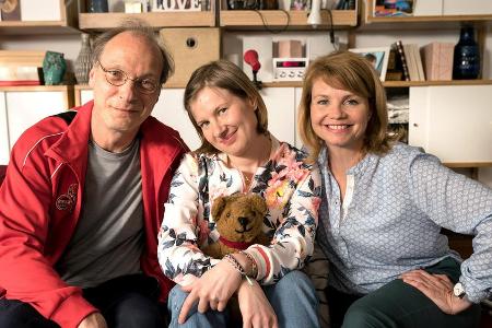 Martin Brambach alias Christian Spengler sorgt sich im Film um seine geistig behinderte Tochter Beate (Anna Drexler, m.). Martin Brambach alias Christian Spengler sorgt sich im Film um seine geistig behinderte Tochter Beate (Anna Drexler, m.).