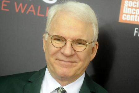 Steve Martin löst die Maskenfrage auf besondere Weise. Steve Martin löst die Maskenfrage auf besondere Weise.
