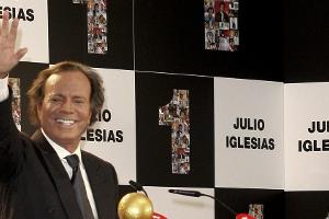 "Dummer Sturz": Julio Iglesias meldet sich nach Unfall zurück