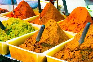 Gelb, Grün und Rot: So gelingt die selbstgemachte Currypaste