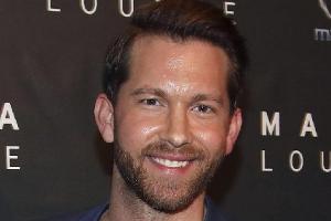 Oliver Sanne freut sich über "Doppelsieg" - und zeigt sein blaues Auge