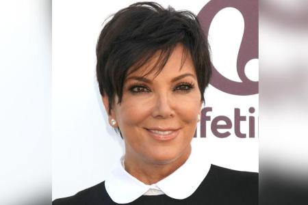 Kris Jenner mit angesagtem Bubikragen-Styling Kris Jenner mit angesagtem Bubikragen-Styling