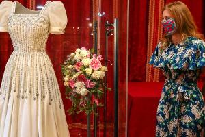 Prinzessin Beatrice neben ihrem ausgestellten Vintage-Brautkleid.