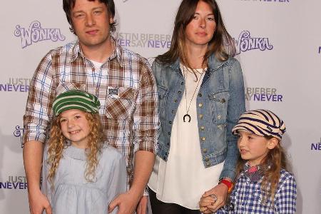 Jamie Oliver, Ehefrau Jools mit zwei ihrer ingesamt fünf Kinder. Jamie Oliver, Ehefrau Jools mit zwei ihrer ingesamt fünf Kinder.
