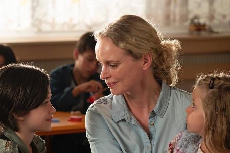 Nina Hoss mit ihren Filmtöchtern Katerina Lipovska (r.) und Adelina-Constance Ocleppo in Nina Hoss mit ihren Filmtöchtern Katerina Lipovska (r.) und Adelina-Constance Ocleppo in