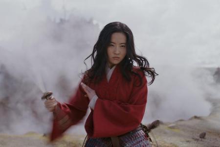 Mulan (Liu Yifei) entwickelt sich zur unerschrockenen Kriegerin. Mulan (Liu Yifei) entwickelt sich zur unerschrockenen Kriegerin.