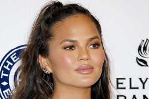 Schwangere Chrissy Teigen muss zwei Wochen das Bett hüten