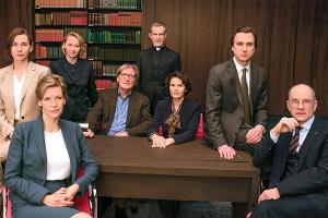 "Gott von Ferdinand von Schirach" (v.l.): Christiane Paul, Ina Weisse, Anna Maria Mühe, Matthias Habich, Ulrich Matthes, Bar...