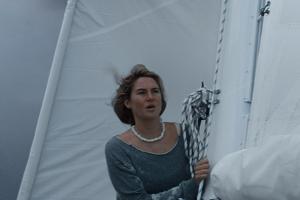 "Die Farbe des Horizonts": Tami (Shailene Woodley) will die Segel einholen - ein Sturm zieht auf.
