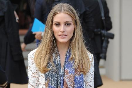 Mode-Influencerin Olivia Palermo baut regelmäßig bunte Tücher in ihre Styles ein. Mode-Influencerin Olivia Palermo baut regelmäßig bunte Tücher in ihre Styles ein.