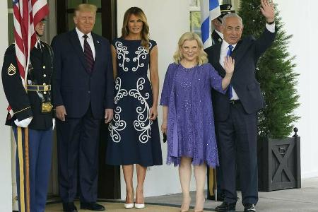 Donald und Melania Trump begrüßen den israelischen Ministerpräsidenten Benjamin Netanjahu und seine Frau Sara. Donald und Melania Trump begrüßen den israelischen Ministerpräsidenten Benjamin Netanjahu und seine Frau Sara.