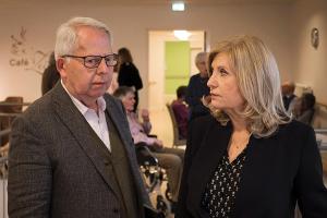 "Die Kanzlei: Ohne Ausweg": Dr. Wilhelmy (Harald Maack) berät sich mit Isa von Brede (Sabine Postel).