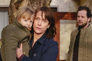 "Polizeiruf 110: Tod einer Toten": Kommissarin Brasch (Claudia Michelsen) beruhigt die kleine Marie (Madeleine Tanfalsie) im...