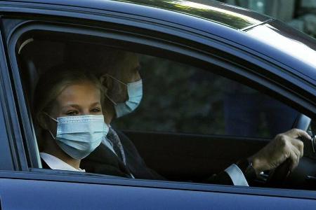 König Felipe mit Prinzessin Leonor im Auto. König Felipe mit Prinzessin Leonor im Auto.