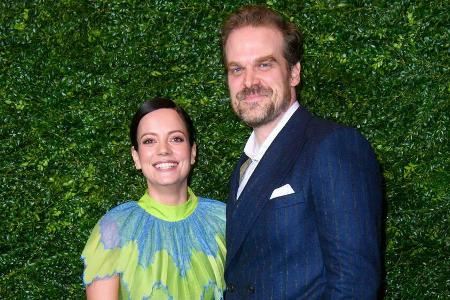 Lily Allen und David Harbour auf dem roten Teppich.