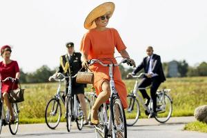 Königin Máxima: Mit XXL-Hut und Pumps auf dem Fahrrad