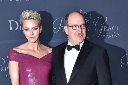 Fürstin Charlène und Fürst Albert von Monaco bei einer Veranstaltung im Jahr 2017. Fürstin Charlène und Fürst Albert von Monaco bei einer Veranstaltung im Jahr 2017.