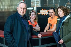 "Tatort: Pumpen": Moritz Eisner (Harald Krassnitzer) und Bibi Fellner (Adele Neuhauser) befragen Mitarbeiter des Fitnessstud...