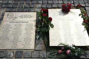 Jan Fedder mit Gedenktafel vor dem Hamburger Michel geehrt