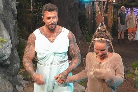 Mischa Mayer und Adela Smajic händchenhaltend bei Mischa Mayer und Adela Smajic händchenhaltend bei