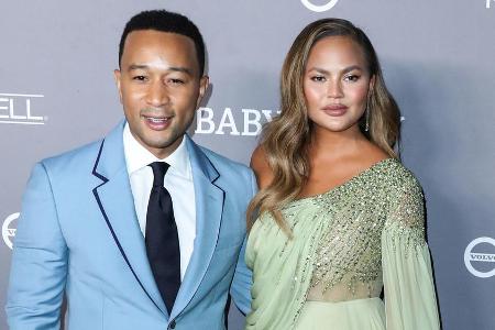 Chrissy Teigen und Ehemann John Legend erwarten ihr drittes gemeinsames Kind Chrissy Teigen und Ehemann John Legend erwarten ihr drittes gemeinsames Kind